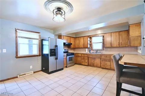 Kitchen - 591 Brandon Ave, Struthers, OH 44471 photo 3 of 3