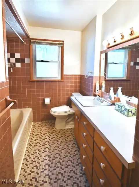 Bath - 591 Brandon Ave, Struthers, OH 44471 photo 1 of 2