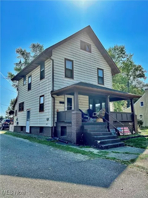 220 W 10th St, Uhrichsville, OH 44683