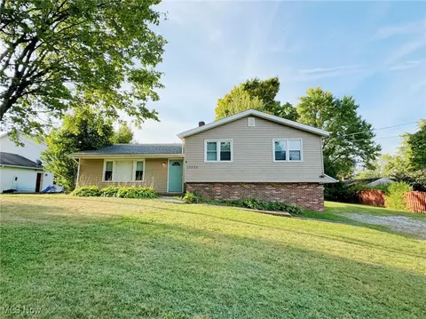 13595 Carlton St, Burton, OH 44021