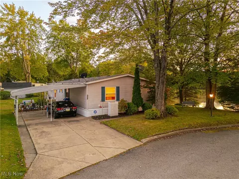 337 Edgewater Pines Dr SW, Warren, OH 44481