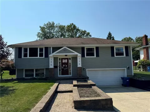 136 Lakehurst Dr, Eastlake, OH 44095