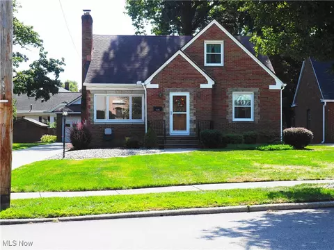 1418 Chestnut Blvd, Cuyahoga Falls, OH 44223