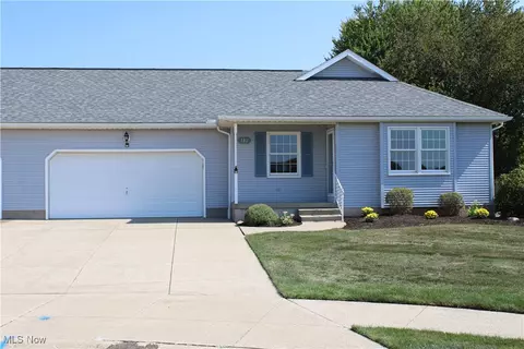 333 W Heatherwood Dr, Barberton, OH 44203