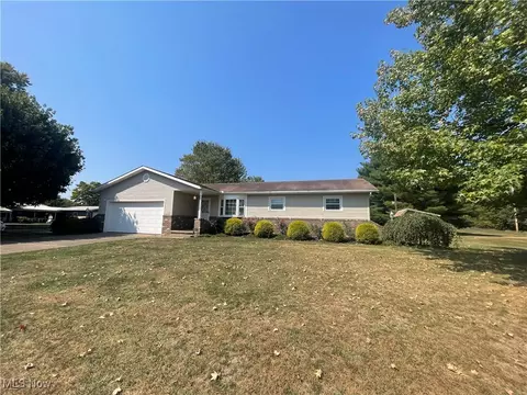 5521 Sunset Ln, Newcomerstown, OH 43832