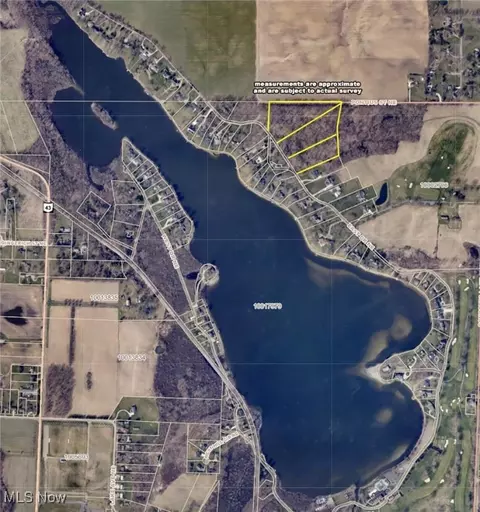 East Drive Ne, Hartville, OH 44632