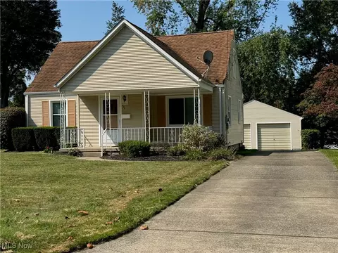 112 Elmwood Dr, Hubbard, OH 44425