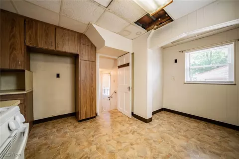 Entry Way - 161 E 214th St, Euclid, OH 44123 photo 1 of 1