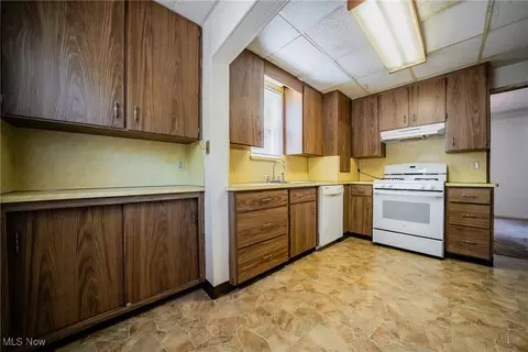 Kitchen - 161 E 214th St, Euclid, OH 44123 photo 2 of 2