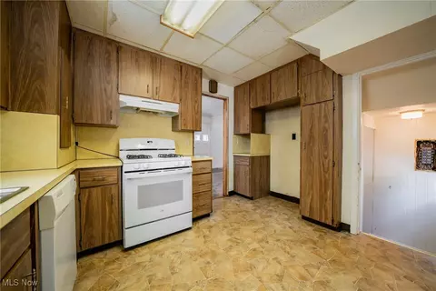 Kitchen - 161 E 214th St, Euclid, OH 44123 photo 1 of 2