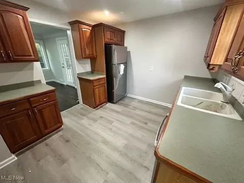 310 E 211th St, Euclid, OH 44123 photo 2