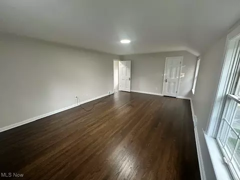 310 E 211th St, Euclid, OH 44123 photo 8
