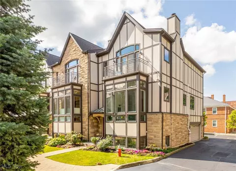 2407 Derbyshire Ct, Cleveland Heights, OH 44106