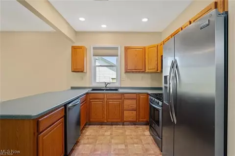 Kitchen - 68 Roche Way, Boardman, OH 44512 photo 3 of 4