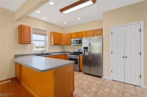 Kitchen - 68 Roche Way, Boardman, OH 44512 photo 2 of 4