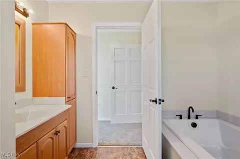 Bath - 68 Roche Way, Boardman, OH 44512 photo 3 of 5