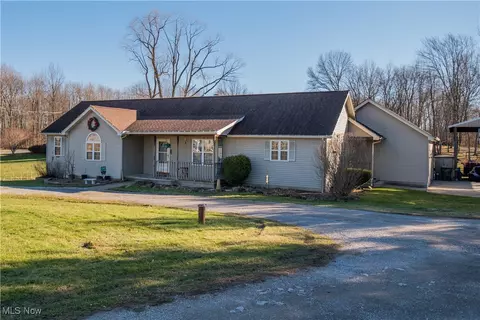 6327 E Calla Rd, New Middletown, OH 44442