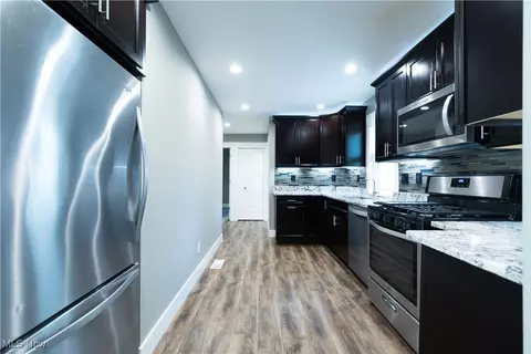 Entry Way - 7071 Barton, Mentor, OH 44060 photo 2 of 3