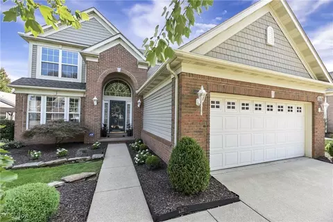8594 Pine Creek Ln, Sagamore Hills, OH 44067