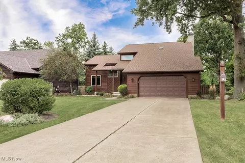 34889 Aspenwood Ln, Willoughby, OH 44094