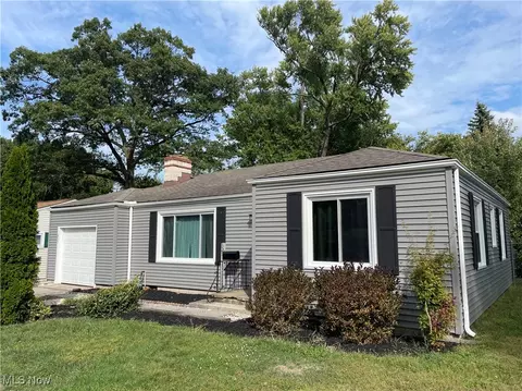 825 Birchwood Dr, Willoughby, OH 44094
