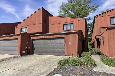 32738 Willow Brook Ln, North Ridgeville, OH 44039