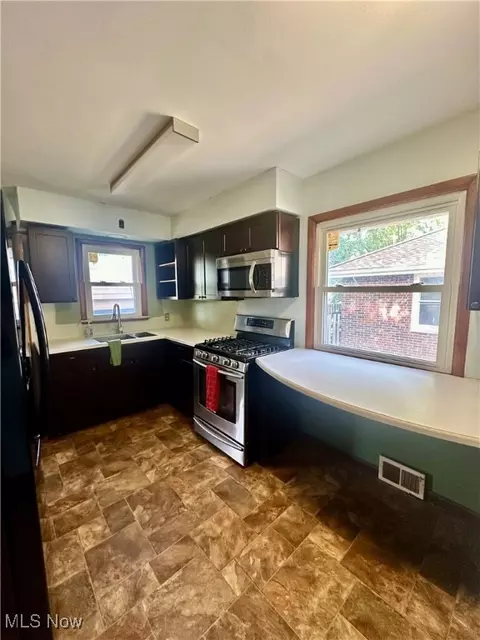 1660 Dennis Dr, Wickliffe, OH 44092 photo 3