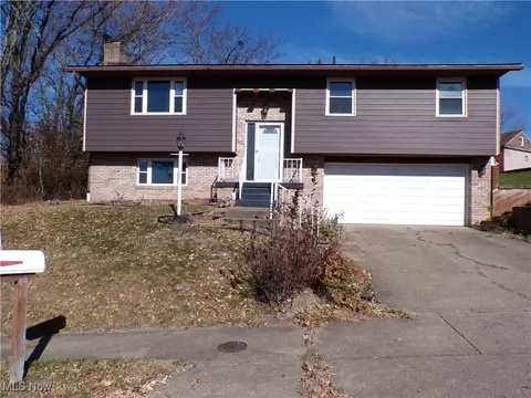 209 Concord Ct, Weirton, WV 26062