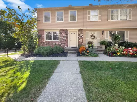 71 Quaker Ridge Dr, Akron, OH 44313
