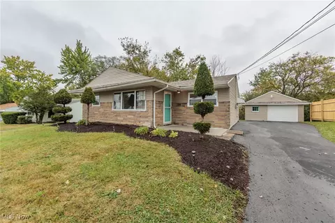 41 Fincastle Ln, Youngstown, OH 44505