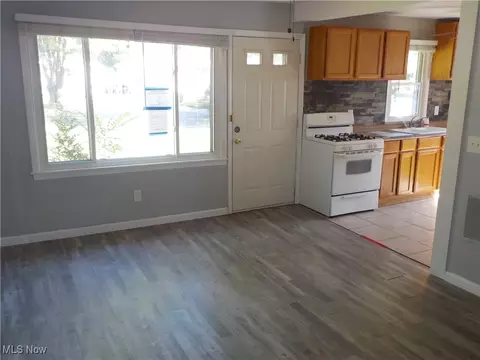 Living - 625 Delaware Ave, Elyria, OH 44035 photo 1 of 2