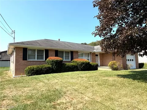 1330 Parkview Dr, Wellsville, OH 43968
