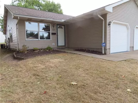 203 W Heatherwood Dr, Barberton, OH 44203