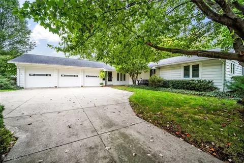 6748 Greenbriar Dr, Parma Heights, OH 44130