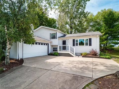 704 Salem Ln, Brunswick, OH 44212
