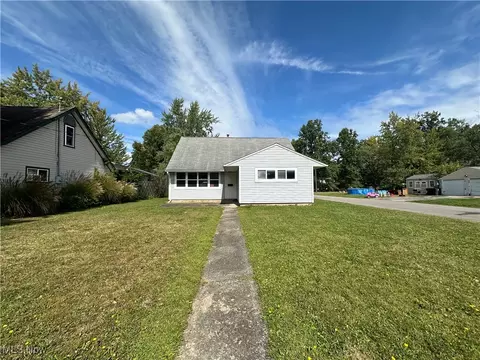 2406 NW Boulevard Blvd NW, Warren, OH 44485