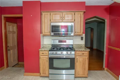 Kitchen - 97 Grimm Heights Ave, Struthers, OH 44471 photo 4 of 5