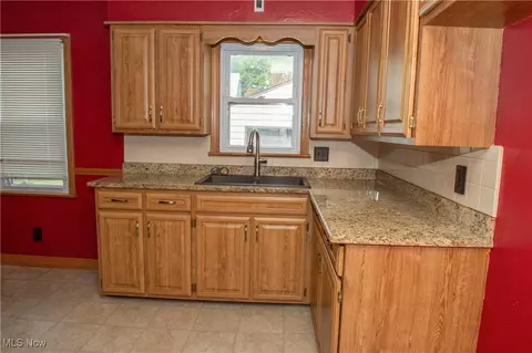 Kitchen - 97 Grimm Heights Ave, Struthers, OH 44471 photo 2 of 5