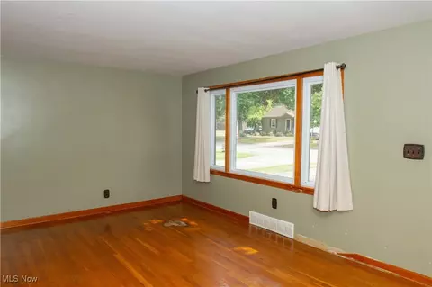 Living - 97 Grimm Heights Ave, Struthers, OH 44471 photo 2 of 3
