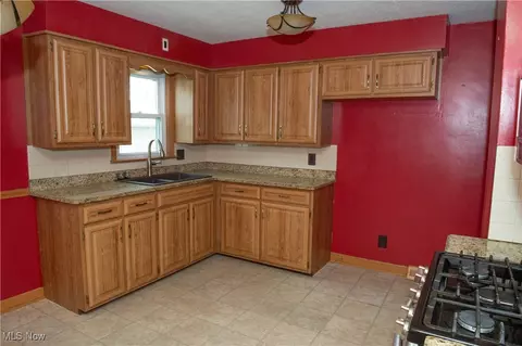 Kitchen - 97 Grimm Heights Ave, Struthers, OH 44471 photo 3 of 5