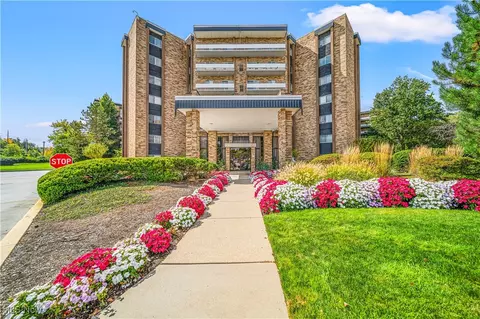 2202 Acacia Park Dr #2418, Lyndhurst, OH 44124