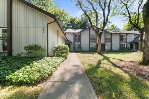749 Pipes Ct #1807, Sagamore Hills, OH 44067