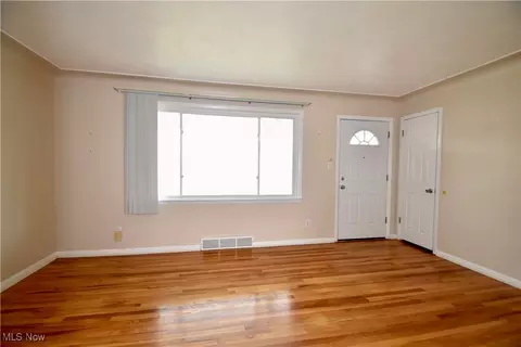 Living - 327 Overlook Blvd, Struthers, OH 44471 photo 3 of 3