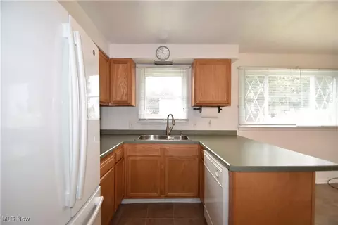 Kitchen - 327 Overlook Blvd, Struthers, OH 44471 photo 2 of 2