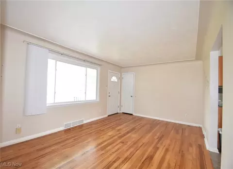 Living - 327 Overlook Blvd, Struthers, OH 44471 photo 1 of 3