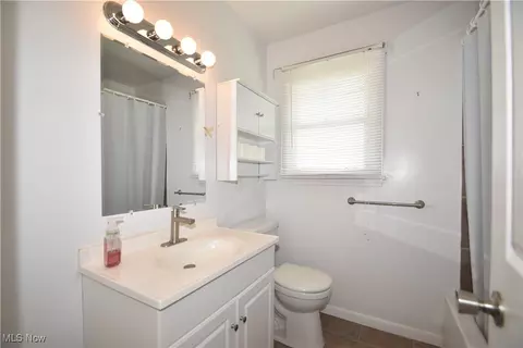 Bath - 327 Overlook Blvd, Struthers, OH 44471 photo 1 of 1