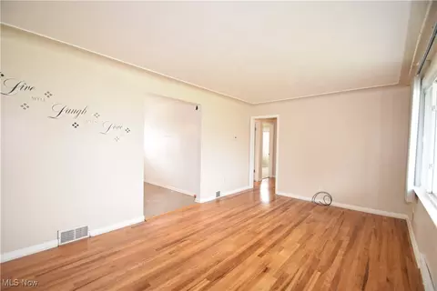 Living - 327 Overlook Blvd, Struthers, OH 44471 photo 2 of 3