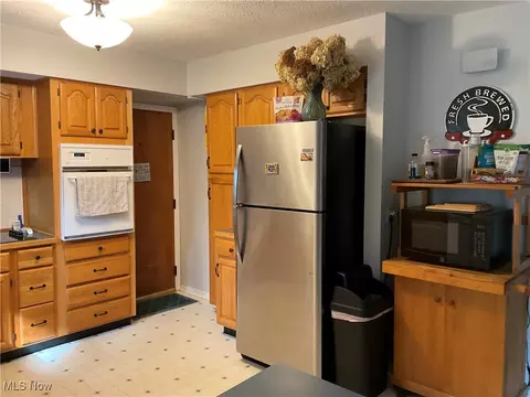 Kitchen - 2655 Burlingham Dr, Ashtabula, OH 44004 photo 2 of 2