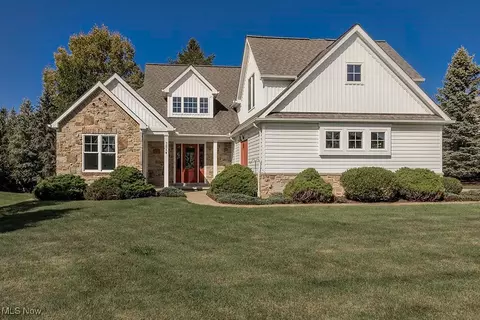 7514 Silverleaf Ct, Sagamore Hills, OH 44067
