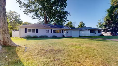 208 Vineyard Rd, Avon Lake, OH 44012